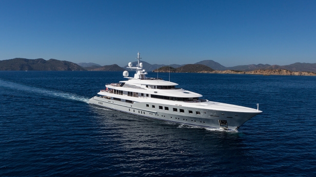 Ultra haut de gamme, l’Axioma Yacht 72 m est le plus grand des yachts bâti en Turquie ! Avec sa piscine à débordement, son lounge media sur le pont principal, son jacuzzi, ou encore sa piscine-bar...ce beau bateau est à louer à 525 000€ la semaine