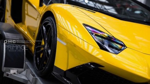DMC rend la Lamborghini Aventador Roadster encore plus agressive: peinture jaune spécifique, jupes latérales élargies, aileron arrière imposant, diffuseur arrière redessiné et 720cv sous le capot !