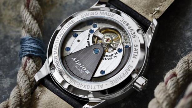 Alpina dévoile sa nouvelle KM-710, une réédition des montres KM-582 crées pour la marine allemande dans les années 30. Son design est d’inspiration vintage et militaire, avec une touche contemporaine. Elle est disponible à 2495 euros
