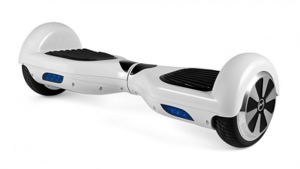 Le nouveau joujou qui fait fureur aux USA: le MonoRover R2 ! A mi-chemin entre un segway et un hoverboard, il est capable de rouler à 10 km/h, sur une distance de 20 km grâce à une seule charge. Ne pesant que 10 kg, il coûte un peu moins de 500 $