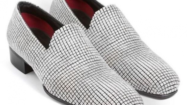 La paire de chaussures la plus chère au monde: 68 grammes d’or blanc, 14.000 diamants blancs, sept paires de mocassins en cuir verni Tom Ford, 2000 heures de travail et un an de préparation pour les chaussures de Nick Cannon qui valent 2Millions $ !!