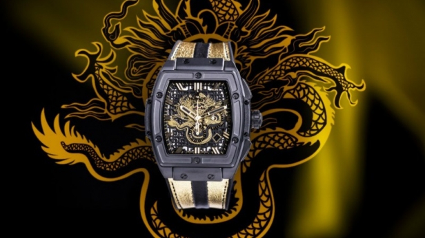 Hublot rend hommage à Bruce Lee avec la montre Spirit of Big Bang limitée à 75 exemplaires ! Elle présente un boîtier en céramique microbillé entièrement noir et un bracelet en cuir alligator noir et or, cousu sur du caoutchouc naturel
