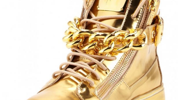 Vous ne passerez pas inaperçu avec ces sneaks flashy du designer italien Giuseppe Zanotti. Entièrementt baignées dans du cuir métallisé or, elles sont vendues à 1 500 $ la paire