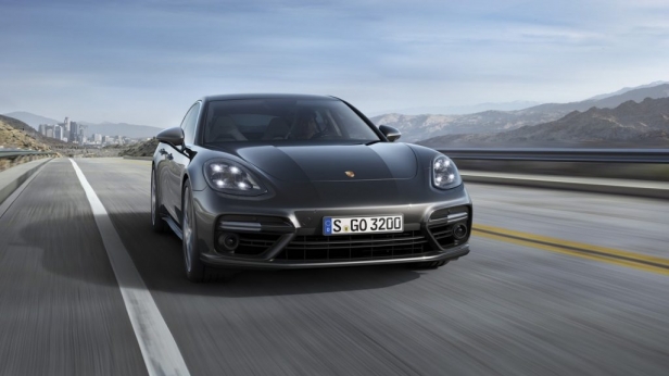 Porsche donne un coup de lifting haut de gamme à son modèle mythique Panamera, en alliant les performances d’une authentique voiture de sport et le confort d’une berline de luxe ! Proposée en 3 motorisations différentes, 116 000€ et 160 000€