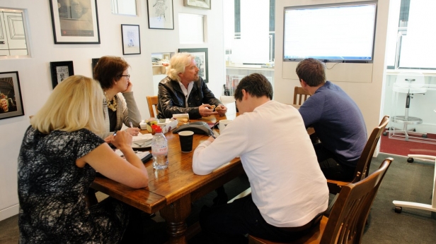 "Comment concrétiser vos idées" pour améliorer les offres et les produits en permanence - Sir Richard Branson infatiguablement expose sur son blog sa philosophie - il joint la photo à la parole...