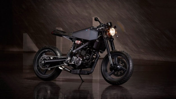 Hyde Designs a relevé le défi de créer un Café Racer en se basant sur la carcasse d’une BMW G650 X Challenge ! Le résultat est un bolide d'exception qui n'a rien à voir avec le modèle d’origine