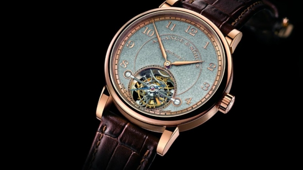 A. Lange & Söhne présente une superbe édition Handwerkskunst de sa montre 1815 Tourbillon. Limitée à seulement 30 exemplaires, la montre sera proposée avec un bracelet en peau d'alligator brun cousu main, pourvu d'une boucle déployante en or rose.