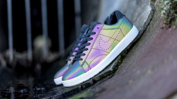 Nike Tennis Classic Ultra Premium, la sneaker qui change de couleur selon l’angle par lequel vous la regardez. Désormais disponible en édition limitée à 150 €