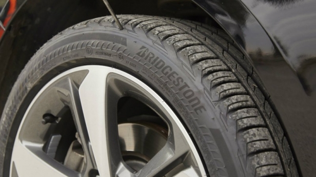 Bridgestone dévoile DriveGuard : un pneu Run-flat pour tous ! Il permettra de rouler jusqu’à 80 km/h, pendant au maximum 80 km, afin de se rendre dans un atelier de réparation sans abîmer ses jantes.
