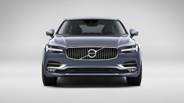 La nouvelle berline de luxe de Volvo mise sur la sécurité ! Ultra connectée, la S90 est équipée d'assistants à la conduite dont le le City Safety qui évitera les collisions avec piétons et animaux de jour comme de nuit...