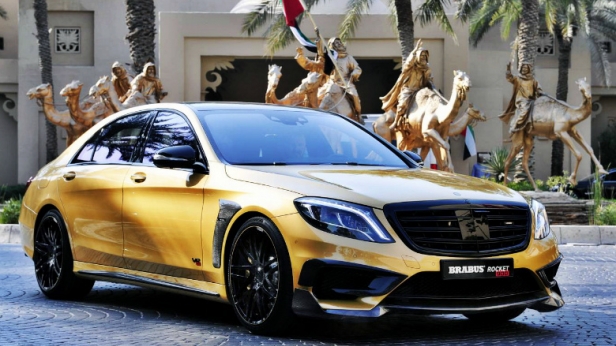 Brabus présente la Rocket 900 Desert Gold Edition, sur une base de Mercedes Classe S AMG 63 de… 900 chevaux ! Pour le raffinement, on repassera: de couleur or, elle est aussi habillée de dorure du sol au plafond !