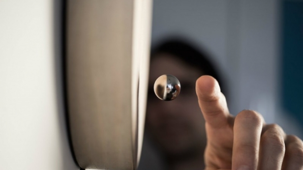 Avec Story, le temps se met en lévitation: c'est une horloge qui semble magique, avec une sphère chromée qui lévite au-dessus d'une surface circulaire en bois ! Elle peut être utilisée de différentes manières, disponible à 399 $