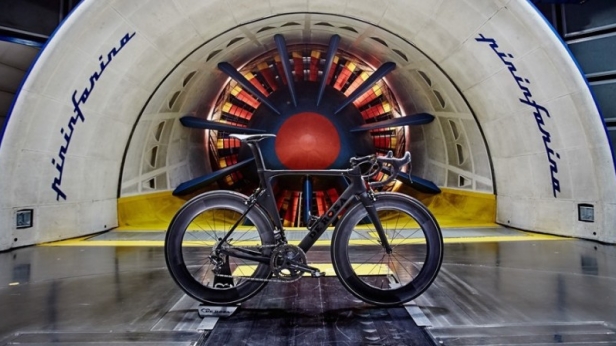 Le designer de Ferrari, Pininfarina, et le spécialiste du vélo de luxe De Rosa s'associent pour créer ce vélo de course. Son prix n'a pas encore été annoncé