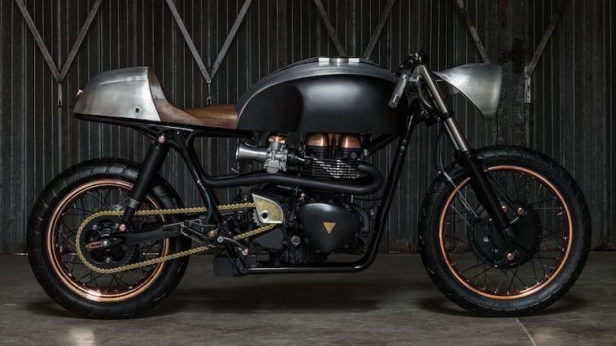 Up Yours Copper est le fruit d'un magnifique travail fait sur une base de Triumph Thruxton 900i de 2007 ! Toutes les pièces, ou presque, ont été modifiées, souvent fabriquées sur mesure par le garage lui-même, et repeintes